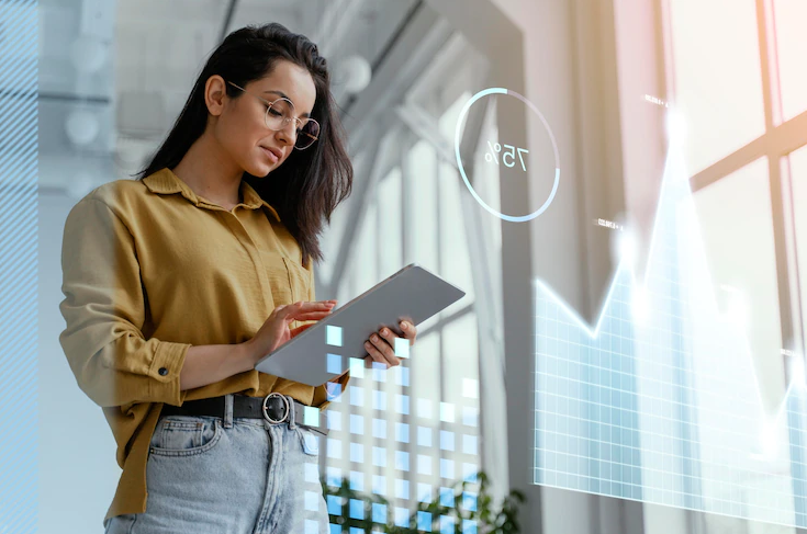 3 aplicativos para gestão de finanças: mulher de negócio olha para tablet em suas mãos